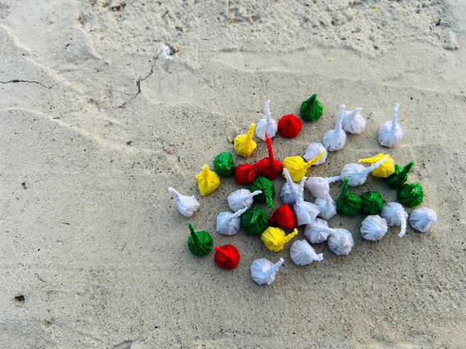 大陆四川成都一名女子误把甩炮认成糖果，导致甩炮在嘴里爆炸，整个口腔都是火药味。（示意图：Shutterstock／达志）