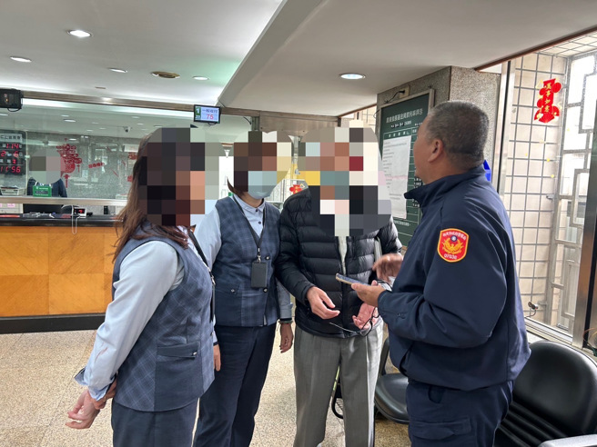 新北市泰山區一名70多歲林姓老翁，險遭詐騙集團以「假投資」手法騙走50萬元，所幸農會行員機警察覺有異，立即通報警方。（圖警方提供／簡銘柱翻攝）