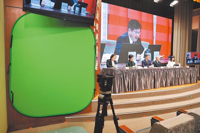 行政院举行「114年度中央政府总预算相关说明」记者会，原本站在绿幕前的手语老师不见了。（资料照片/姚志平摄）