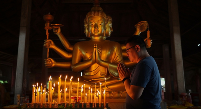 台湾一名男子日前到泰国祈求，回台后中了大奖，特地前往泰国还愿，准备100颗猪头跟3000根蜡烛。（示意图、与本案无关／AI生成）