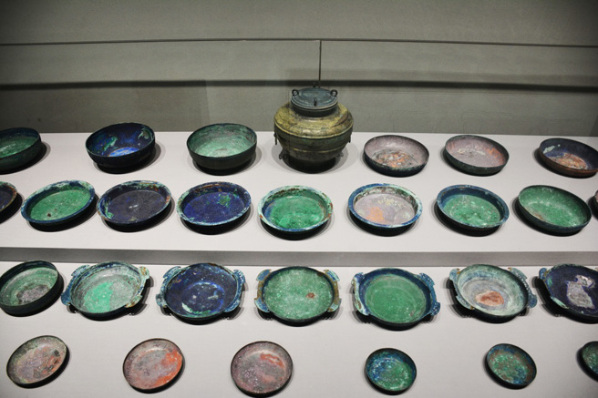 大陸考古團隊在山東發現「戰國銅餐具」，24公分的銅罐內藏了59個碗盤。（圖／中新社）