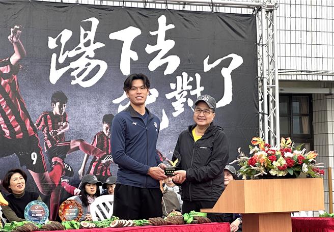 旅日足球选手高靖航（左）获足球楷模奖。（蔡旻妤摄）