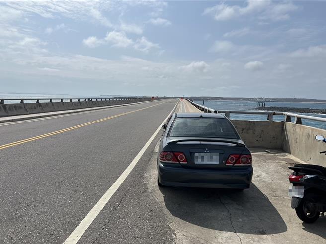 2025年2月6日澎湖縣／澎湖跨海大橋中段，6日上午被發現停放一輛灰色三菱自小客車，由於車主失聯，且5日方透過E-MAIL向友人透露輕生念頭，研判已落海，警消等單位救援人員正海空搜救中。（警消提供／許逸民澎湖傳真）