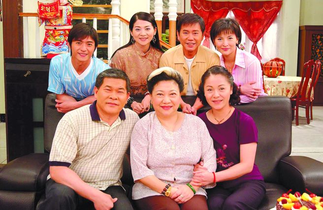 「鸟来嬷」吴敏（前排中）亲切、幽默演技深植人心。（中时资料照）