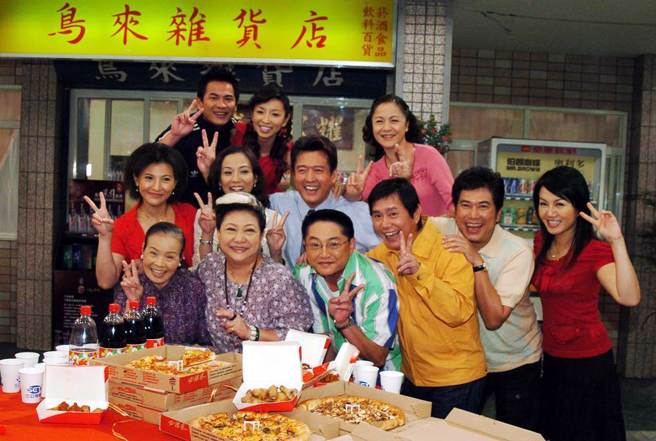 吴敏（前排左2）顶着招牌假髮，演活了「鸟来嬷」一角。（中时资料照）