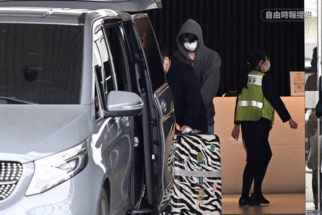 大S的骨灰在家人陪同下回到台湾，大S外甥也在其中。（图／自由时报提供）