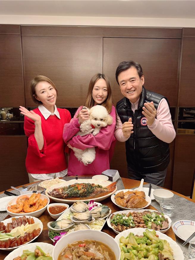 李翊君日前曬出跟老公檢場、女兒香奈兒全家福。（艾迪昇提供）