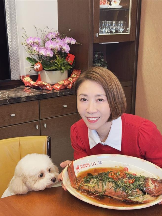 李翊君過年大啖美食佳餚。（艾迪昇提供）