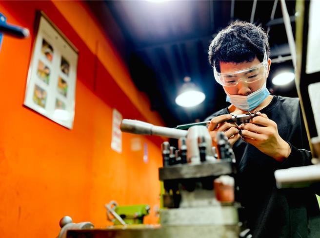 114学年度学测日前结束，龙华科大日前在媒体调查的「2025企业最爱大学生」中，入选前30名，此外也获得「企业最爱实习生」、「资讯科技业最爱大学生」、「小型资本额（5-10亿）企业最爱大学生」，是非医药领域技专校院总进榜数最多的私立科大，展现卓越的办学实力。（校方提供）