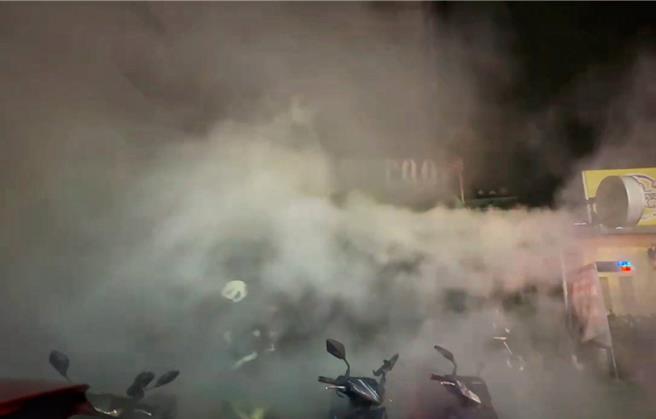 林口火警現場濃煙密布。（民眾提供）