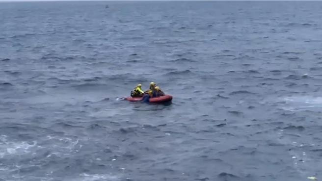 基隆市中正區潮境公園6日下午4時許驚傳海面有浮屍，消防隊員至現場搶救時女子已明顯死亡。（翻攝畫面／徐佑昇基隆傳真）