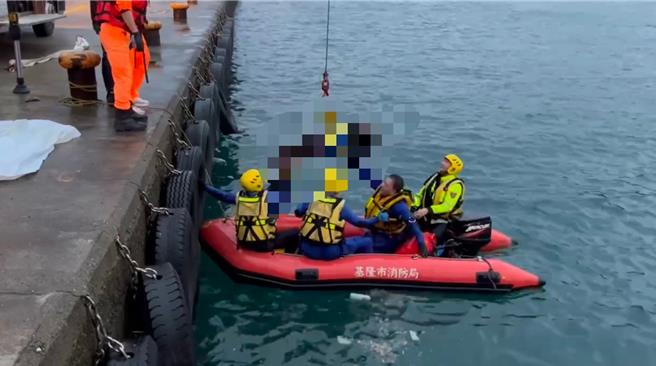 基隆市中正區潮境公園6日下午4時許驚傳海面有浮屍，消防隊員至現場搶救時女子已明顯死亡。（翻攝畫面／徐佑昇基隆傳真）