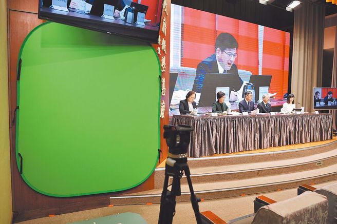 行政院藉口經費被刪，故意讓手語老師不能出現，如今又恢復，挨轟演了一齣丟臉爛戲。（資料照／姚志平攝）