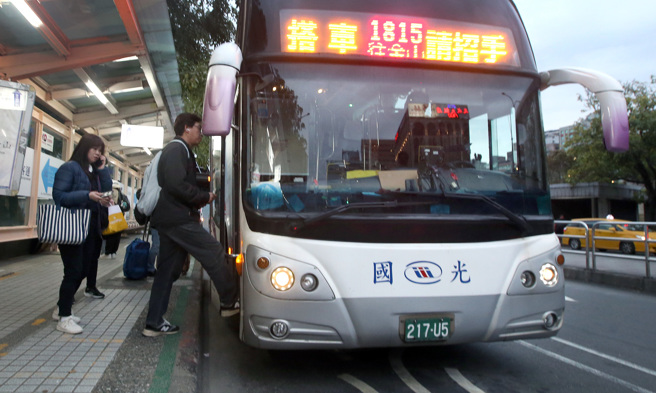 國光客運1月薪水已於6日下午全數發放完成。國光客運5日表示，因政府補貼款未入帳導致員工1月分薪資無法如期發放；公路局強調主因是國光客運未在年前申請，目前已加緊作業，在台北車站旁旅客正在排隊搭乘國光客運班車。（范揚光攝）