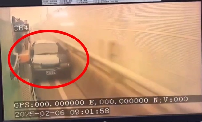 沈男驾驶轿车，竟利用匯入车道超车，结果失败遭撞击夹困。（翻摄画面）