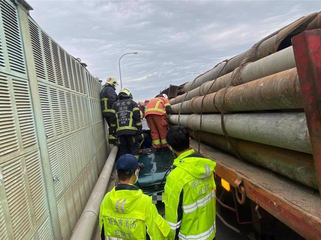 消防队获报到场破坏车体将驾驶救出送医。（翻摄画面）