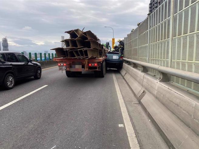 消防队获报到场破坏车体将驾驶救出送医。（翻摄画面）