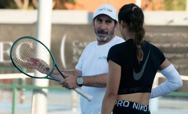 近日郑钦文再次调整团队，邀请球员生涯战绩更出色的前大满贯冠军科斯塔担任「救火」教练，目标今年法网打出更好成绩。（图／搜狐网）