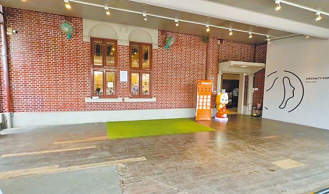 路易莎咖啡埔里酒厂门市3日劝离从事罢免活动的公民团体，事后暂时撤除户外桌椅，并公告「谢绝所有党派的政治活动」，惨遭网友出征。（杨静茹摄）