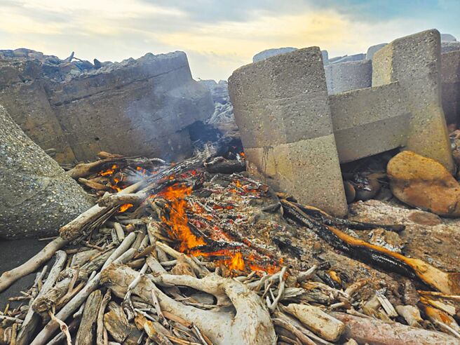 9天春節連假，花蓮傳出27起火警案件，漂流木就占了8件，消防人員滅火疲於奔命。（花蓮縣消防局提供／羅亦晽花蓮傳真）