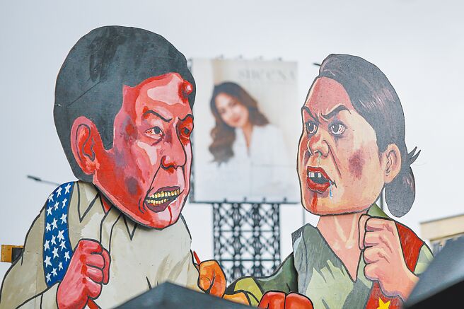 菲律宾总统小马可仕（左）和副总统萨拉的肖像在菲律宾奎松市展出。（美联社）