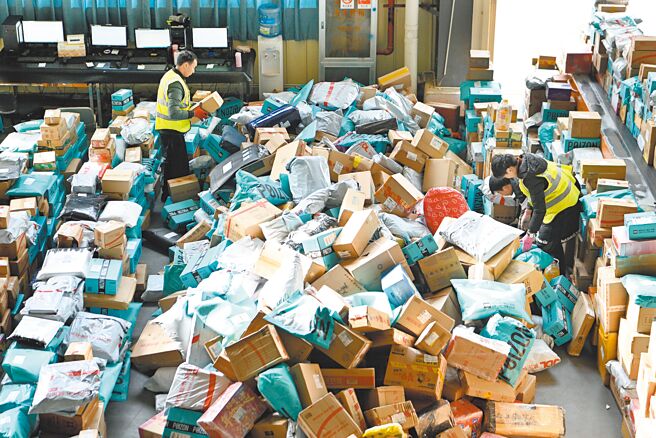 中美關稅戰開啟新回合，美國郵政4日宣布，暫停接收來自大陸及香港的包裹，孰料隔一天政策就急轉彎。圖為中國郵政雲南昆明東部分撥中心。（中新社）