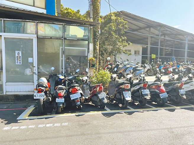 新北市交通局3月1日起新增新店区捷运新店区公所站等8处大眾运输场站周边及三峡区大学路路边机车格，纳入计次收费管理，每次收费20元。（新北市交通局提供／高钧麟新北传真）