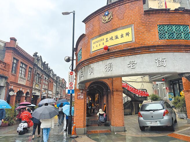 有民眾指出三峽老街東西貴、品質差，呼籲三峽老街管理要加油，三峽民權老街商圈發展協會總幹事林文郁喊冤指，外圍其實並非三峽老街商圈，希望不要打壞民眾對於三峽的印象；三峽區公所則說會多加留意在地攤商情況。（柯毓庭攝）