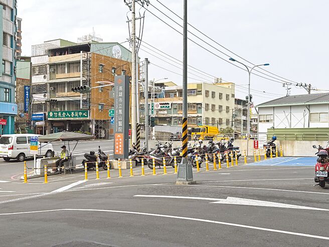 高雄市立鳳山醫院門口停車場，僅開放身障、孕婦、戶外領取慢性處方藥的民眾暫時臨停，且10分鐘內要離開。其餘民眾若要停車，需繞至醫院後方的停車區。（紀爰攝）