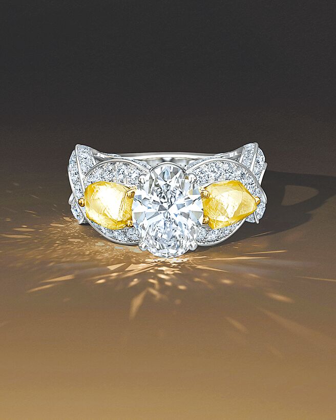 De Beers以樹木為靈感發表Essence of Nature高級珠寶系列，圖為Interlace Trio黃鑽和鑽石戒指。（De Beers提供）