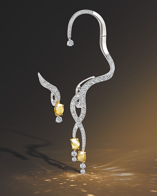 De Beers以樹木為靈感發表Essence of Nature 高級珠寶系列，圖為Interlace鑽石耳掛，奢華破表。（De Beers提供）