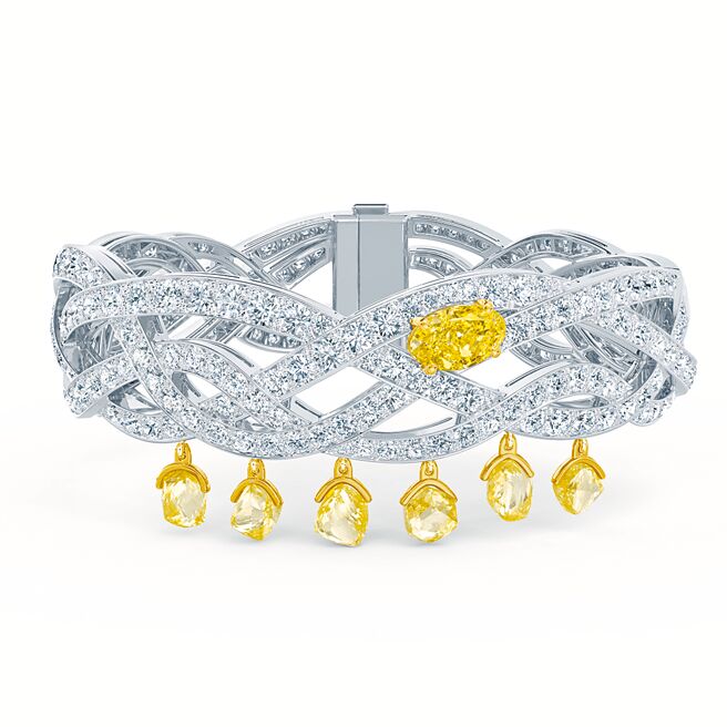 Essence of Nature高級珠寶系列，圖為Interlace黃鑽手環。（De Beers提供）