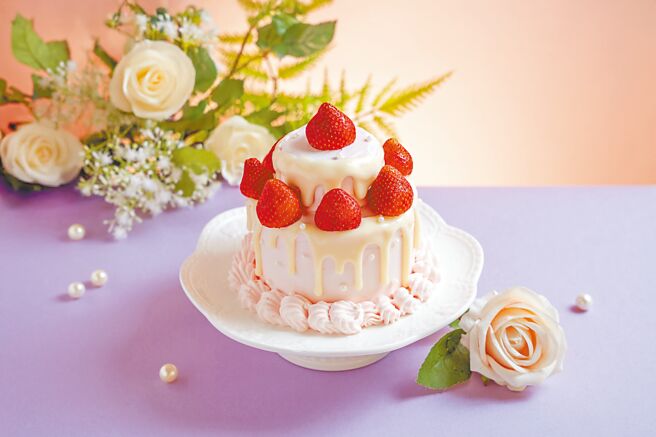 SKM Park Outlets高雄草衙，「吳寶春自己做」不能莓有你雙層蛋糕，4吋780元。（SKM Park提供）