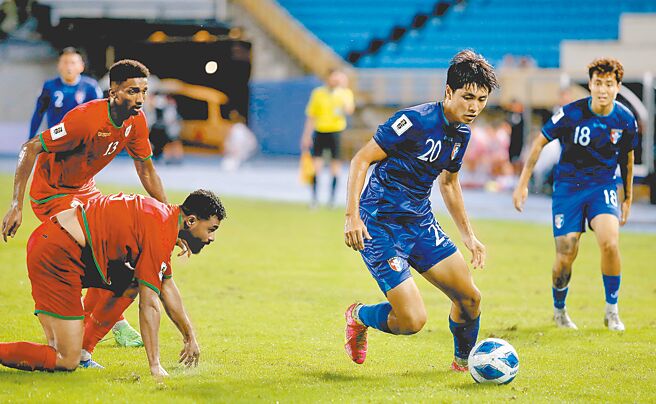 中華隊前鋒黃偉傑（右二）被母隊陽信北競租借至西班牙足協乙級聯賽球隊南亞伊薩聯，圖為黃偉傑去年6月在世界盃資格賽主場對阿曼出賽。（本報資料照片）