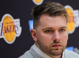 NBA》8大球星转队 「史上最疯狂」季中交易 懒人包必看