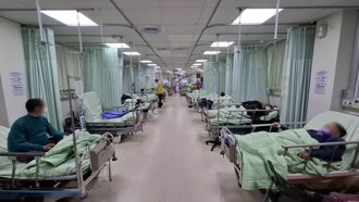獨家》台南年後急診「紫爆」！病床超載300％ 醫護崩潰、患者苦等