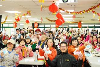 元宵佳節快樂體驗 林口區百位長輩開箱小提燈