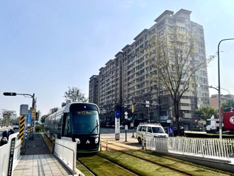 高雄輕軌成圓滿周年！這一站房價年漲破4成