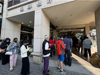 台中公費疫苗將用罄 民眾診所排長隊自費打高端