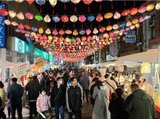 斗六燈海節寒流中登場 沿街小吃攤人潮滿滿