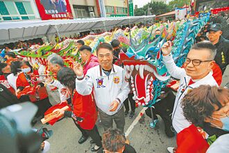 (火旁)龍補助縮水 鍾東錦：政治干擾文化