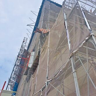 台中 搭鹰架 未繫安全带 2工人坠落 1死1伤