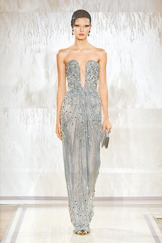 Armani Prive 服裝繞著地球跑