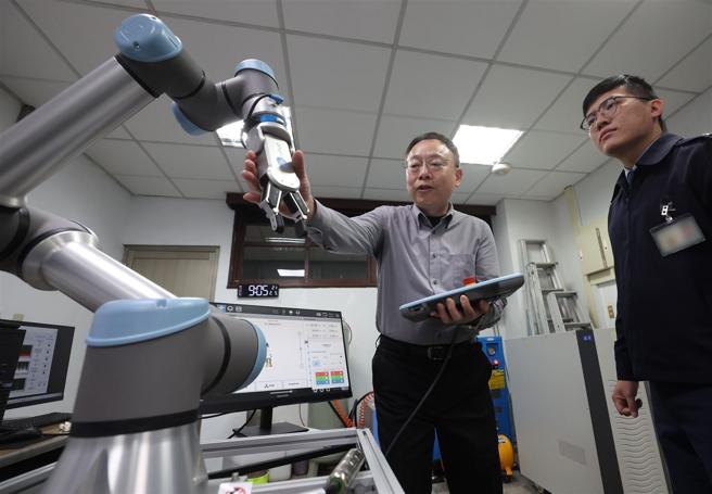  透过实作课程，使学员了解「工业4.0」实际应用，能有效累积国防科研能量。（记者黄迪明摄）