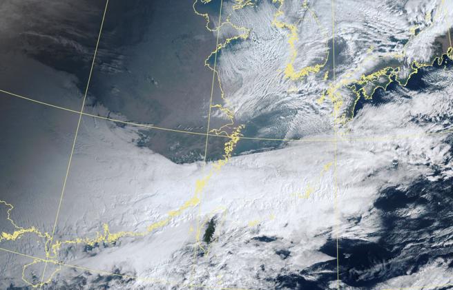 冷平流云系逐渐靠近，今（7）天越晚越冷，入夜后北台湾只剩8度。（图／气象署）