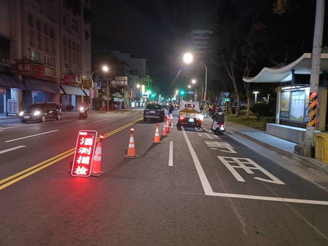 桃园分局警方严打酒后驾车及超速，加强交通执法防制事故发生。 （翻摄画面）