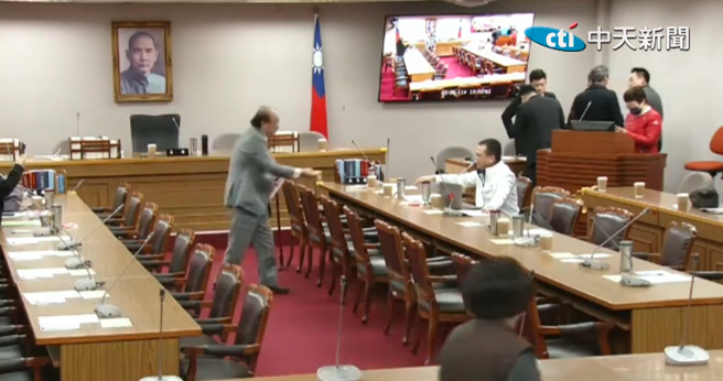 立法院长韩国瑜6日召开朝野协商，经过两个半小时没有结论，民进党团总召柯建铭在离开时，连丢3块红龟粿给蓝委罗智强。(截自中天新闻)