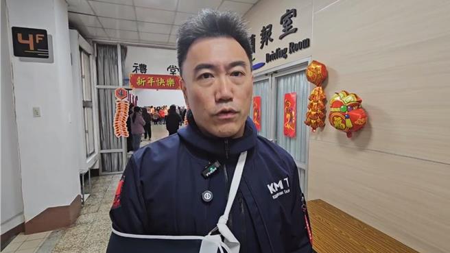 國民黨立委林沛祥批，公民團體不是公開支持民進黨才是公民團體，所有人應互相尊重，且很多罷免團體都戴口罩、墨鏡，若沒做虧心事，何必戴口罩？（張志康攝）