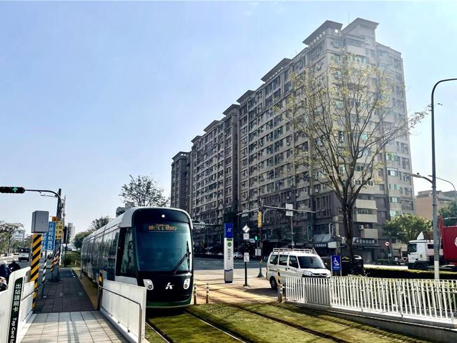 位于梦时代购物中心生活圈的C4凯旋中华站，平均房价年涨41.3％，成为轻轨站涨价王。图／台湾房屋提供