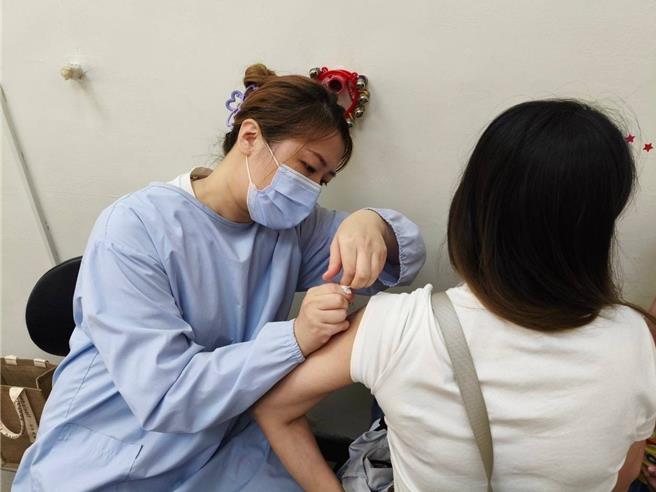 艺人大S病逝带动国内抢打疫苗潮，台中市卫生局7日指出，统计至6日下午1时止，台中市公费流感疫苗仅剩约5000剂，与民眾先前至台中市预约平台预约数相当，剩余疫苗将提供已预约民眾使用。（卫生局提供／潘虹恩台中传真）